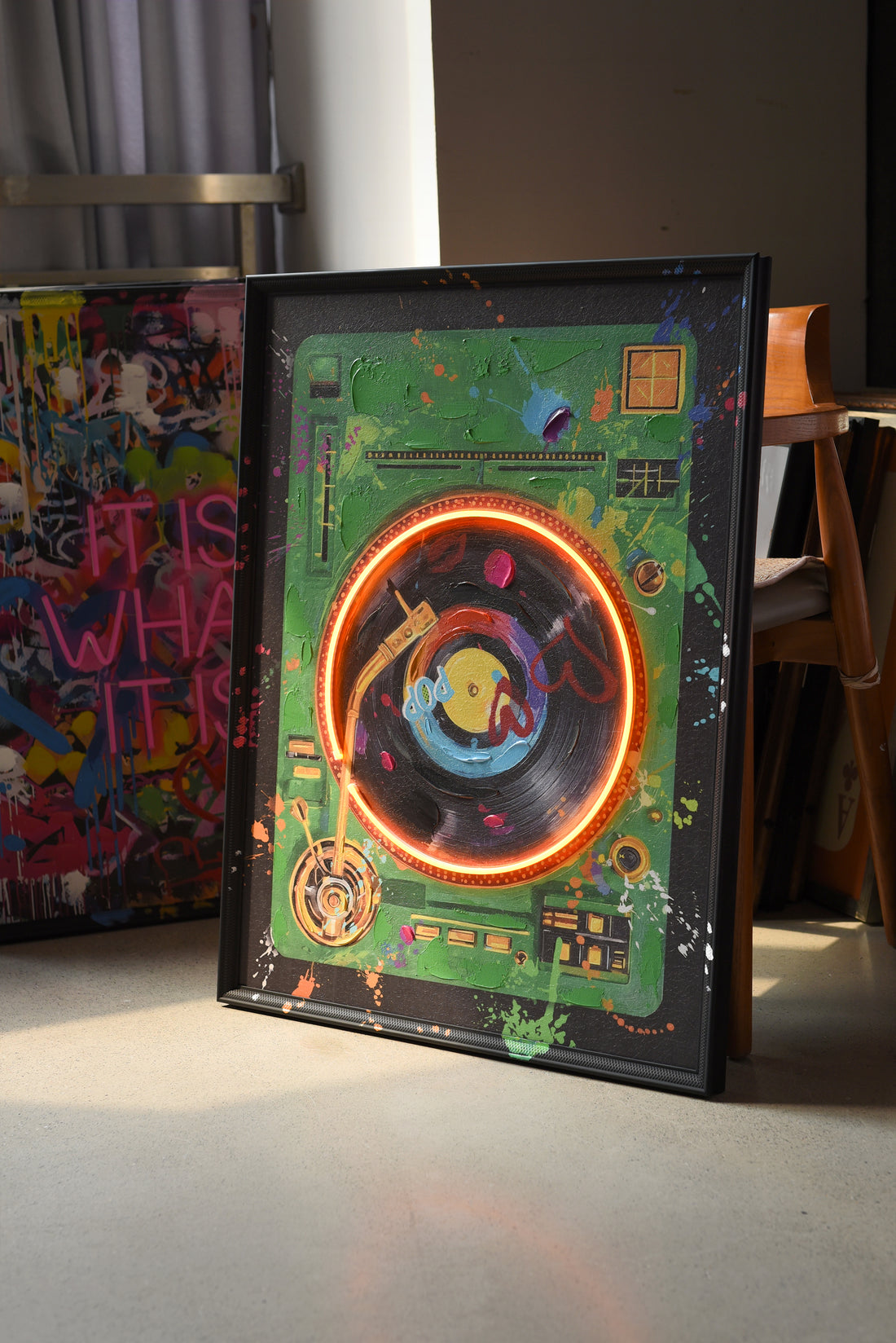 DJ Pop Turntable LED Wall Art – Neon DJ Record Player Canvas (63x83cm)